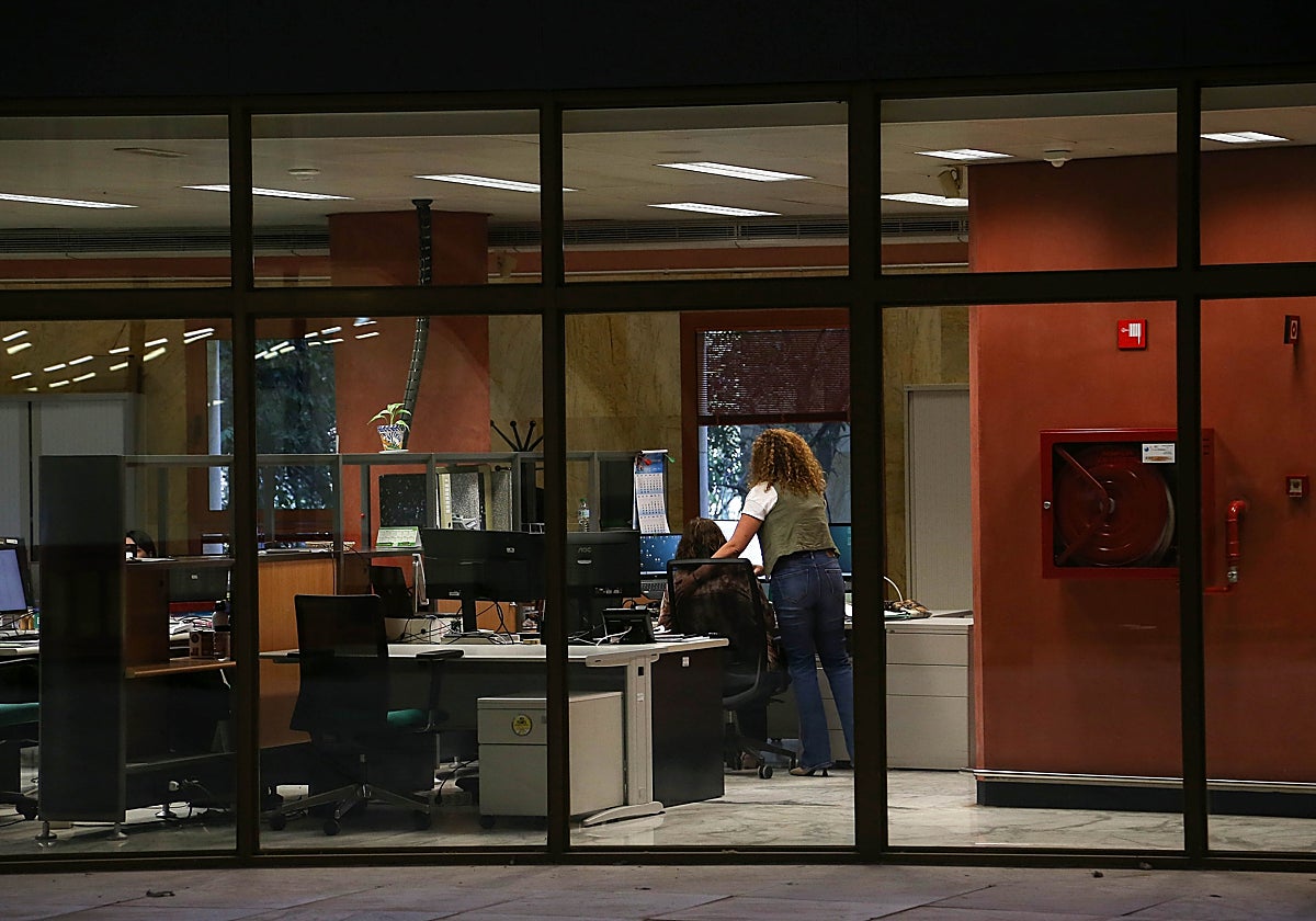 Empleados públicos de la Junta de Andalucía en la sede administrativa de Torretriana, en Sevilla