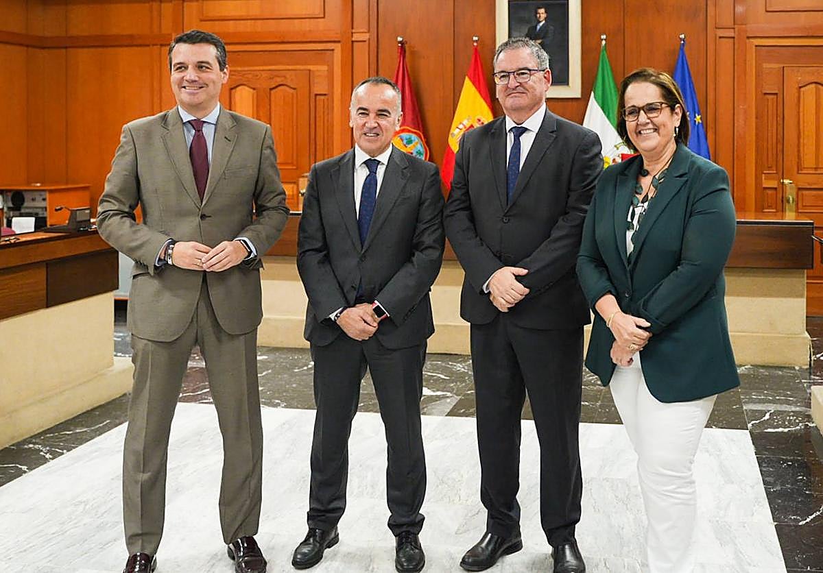 Francisco Cuervas, CEO de Ghenova, junto con el alcalde y la teniente de alcalde de Empleo