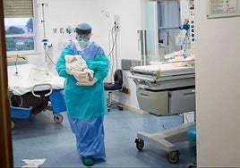 El Hospital Reina Sofía permitirá la presencia de los padres en las cesáreas con un nuevo protocolo