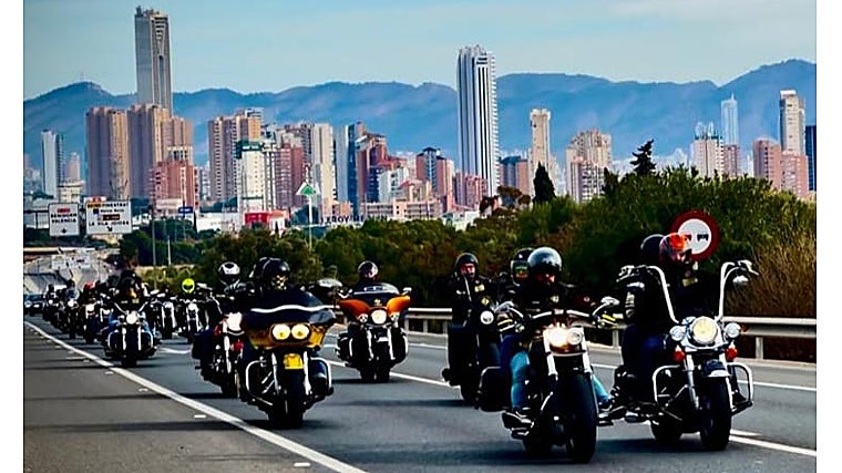 Los moteros en plena ruta con el skyline de Benidorm al fondo