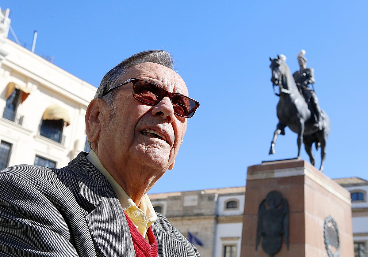 Rafael Campanero en una imagen de entrevista con ABC junto a la estatua del Gran Capitán