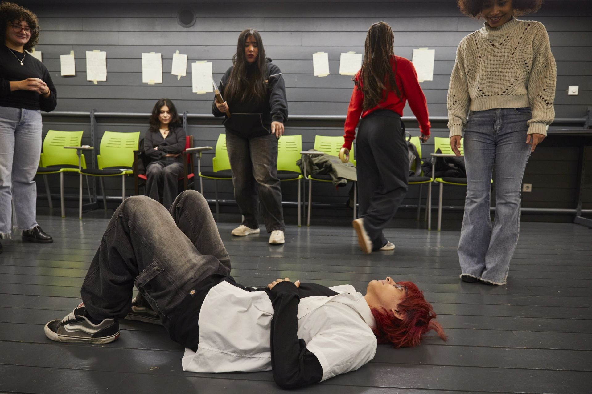 Varias alumnos de la Escuela Dentro Cine en la producción de un cortometraje, en Cineteca, Matadero