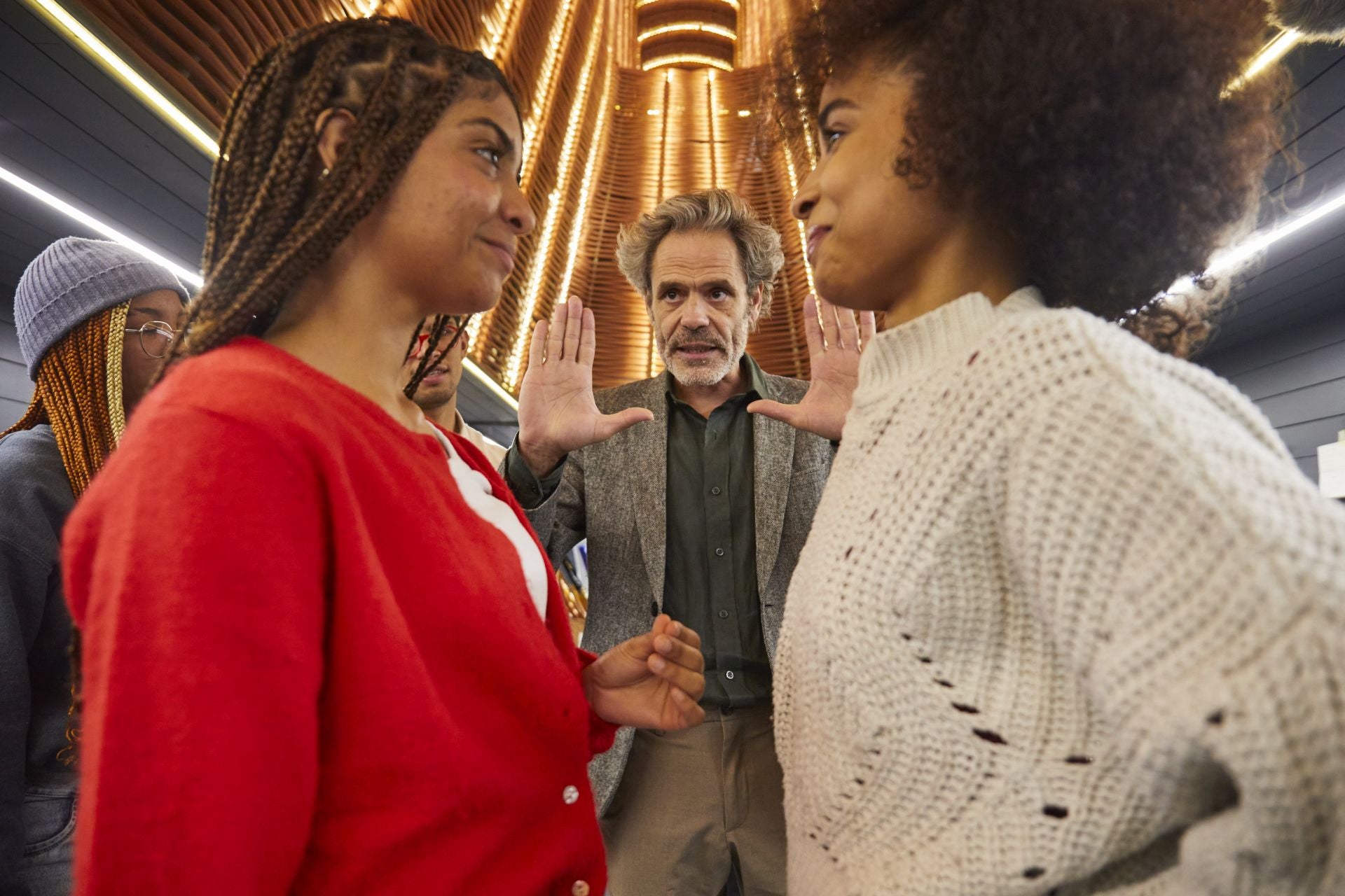 El cineasta y codirector, Pedro Sara, trabaja con varias alumnas de la Escuela Dentro Cine en la producción de un cortometraje, en Cineteca, Matadero