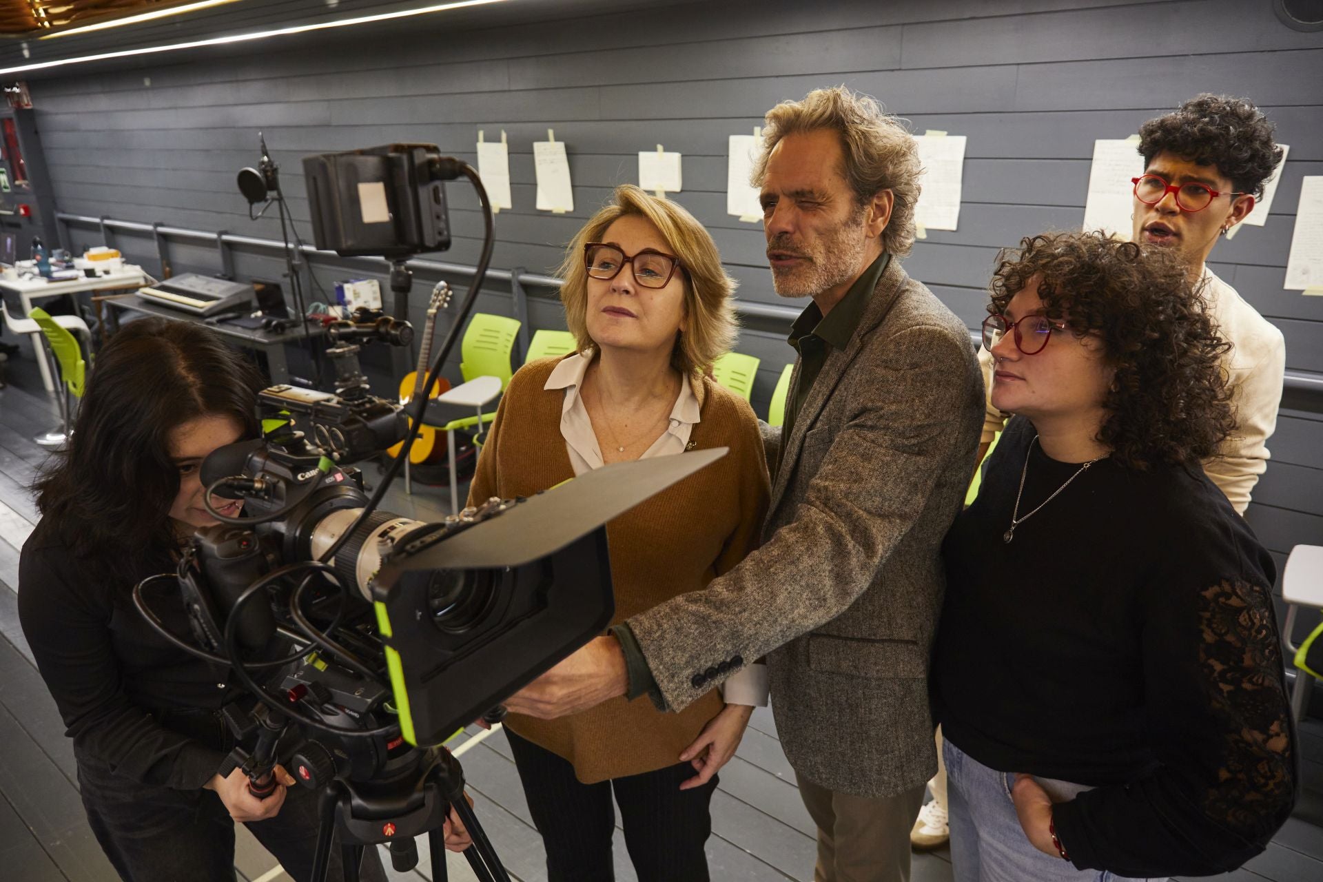 La delegada del área de Cultura, Turismo y Deporte del Ayuntamiento de Madrid, Marta Rivera de la Cruz, junto al cineasta y codirector, Pedro Sara, y varios alumnos de la Escuela Dentro Cine de Matadero Madrid, entre ellos, Natalí Morales (22 años) y Fabricio Angulo (25 años)