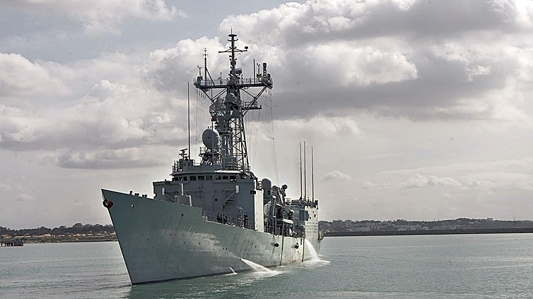 La fragata española 'Victoria' libera un buque mercante secuestrado por piratas somalíes