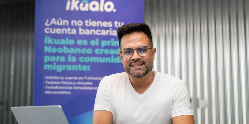 De dormir en la calle a crear el primer centro financiero que permite a migrantes abrir una cuenta solo con el pasaporte