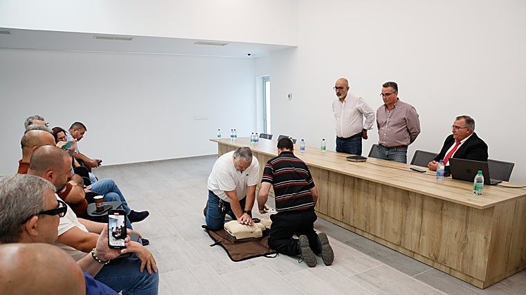 Los taxistas canarios aprenden a salvar una vida en seis minutos