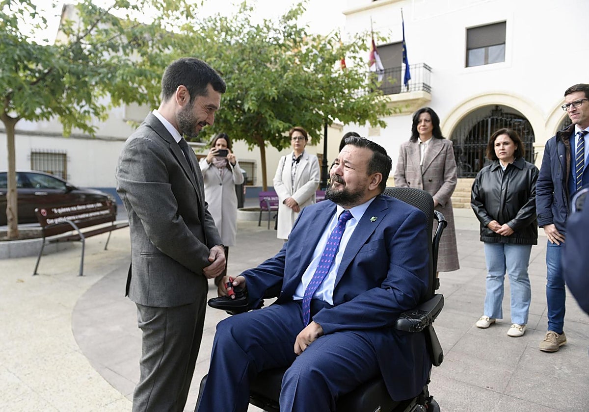 El ministro Pablo Bustinduy con Juan Ramón Amores, alcalde de La Roda