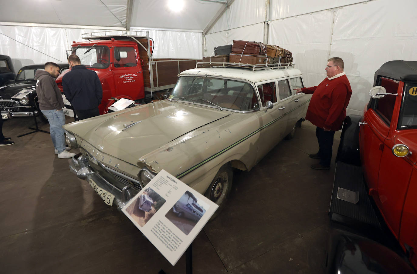 La exposición de coches clásicos en el Rectorado de la Universidad de Córdoba, en imágenes