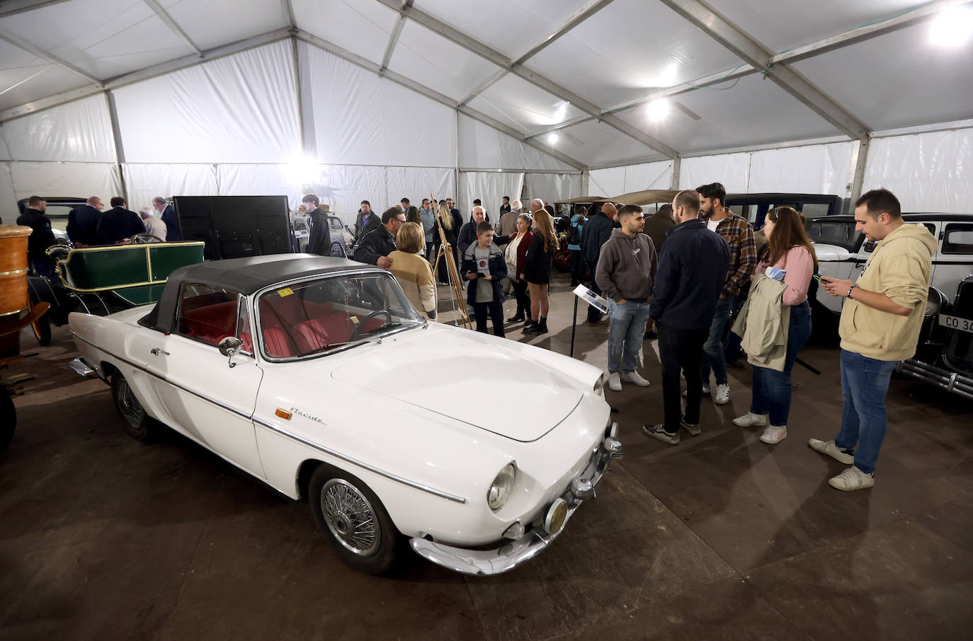 La exposición de coches clásicos en el Rectorado de la Universidad de Córdoba, en imágenes
