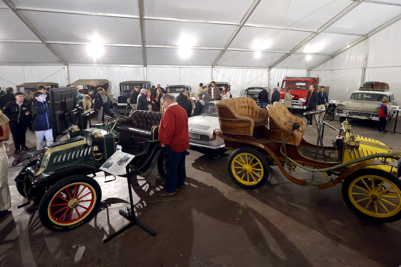 La exposición de coches clásicos en el Rectorado de la Universidad de Córdoba, en imágenes