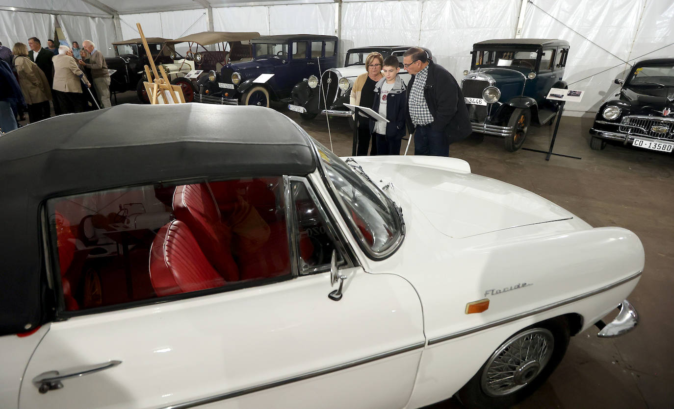 La exposición de coches clásicos en el Rectorado de la Universidad de Córdoba, en imágenes