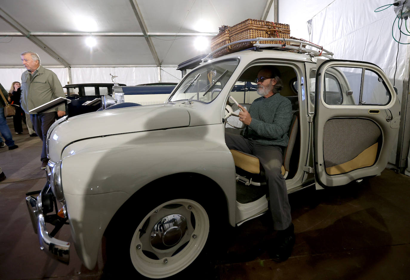 La exposición de coches clásicos en el Rectorado de la Universidad de Córdoba, en imágenes