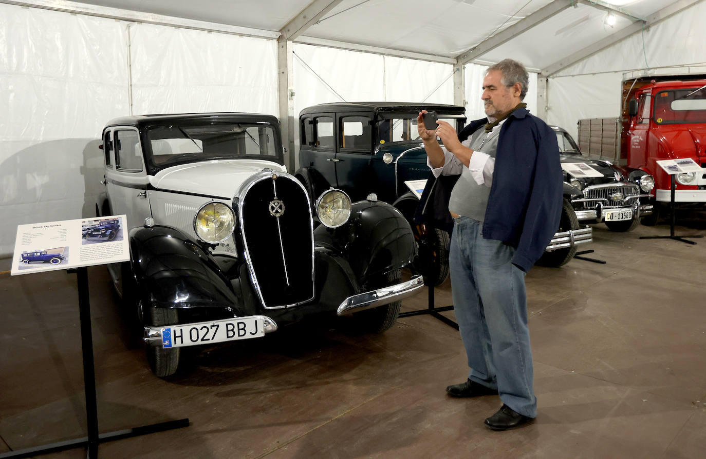 La exposición de coches clásicos en el Rectorado de la Universidad de Córdoba, en imágenes