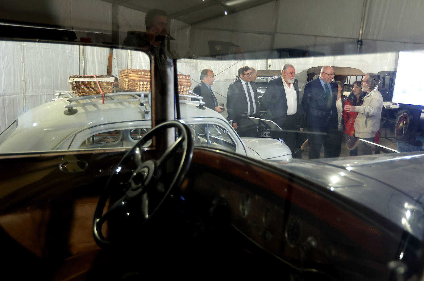 La exposición de coches clásicos en el Rectorado de la Universidad de Córdoba, en imágenes