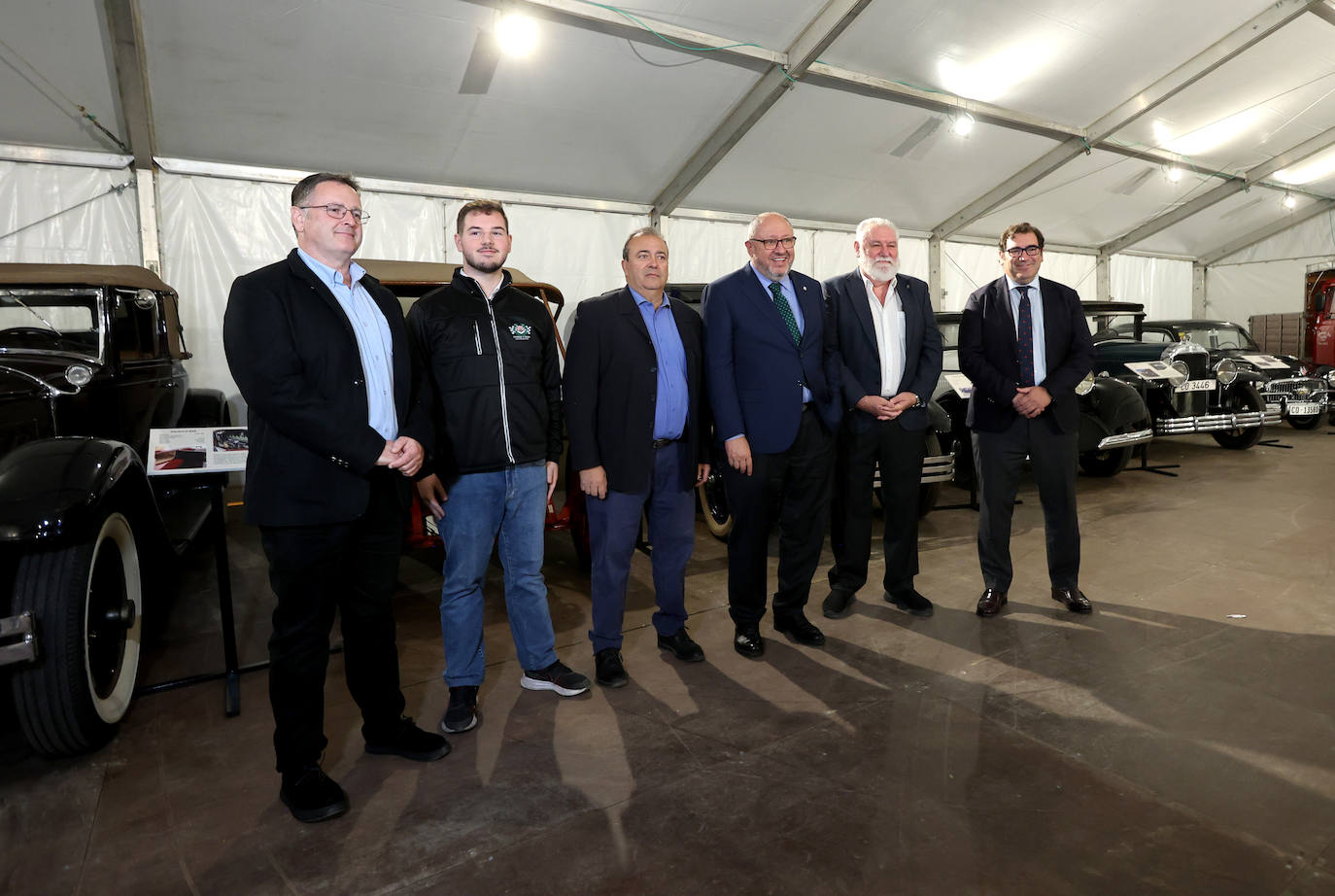 La exposición de coches clásicos en el Rectorado de la Universidad de Córdoba, en imágenes