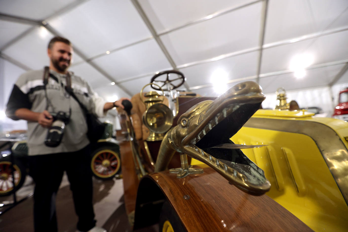 La exposición de coches clásicos en el Rectorado de la Universidad de Córdoba, en imágenes