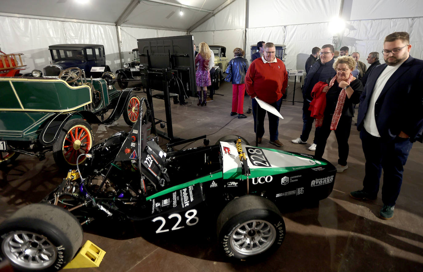 La exposición de coches clásicos en el Rectorado de la Universidad de Córdoba, en imágenes