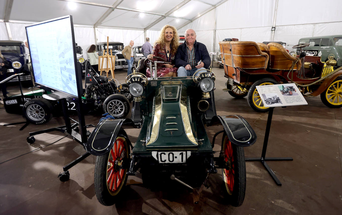 La exposición de coches clásicos en el Rectorado de la Universidad de Córdoba, en imágenes