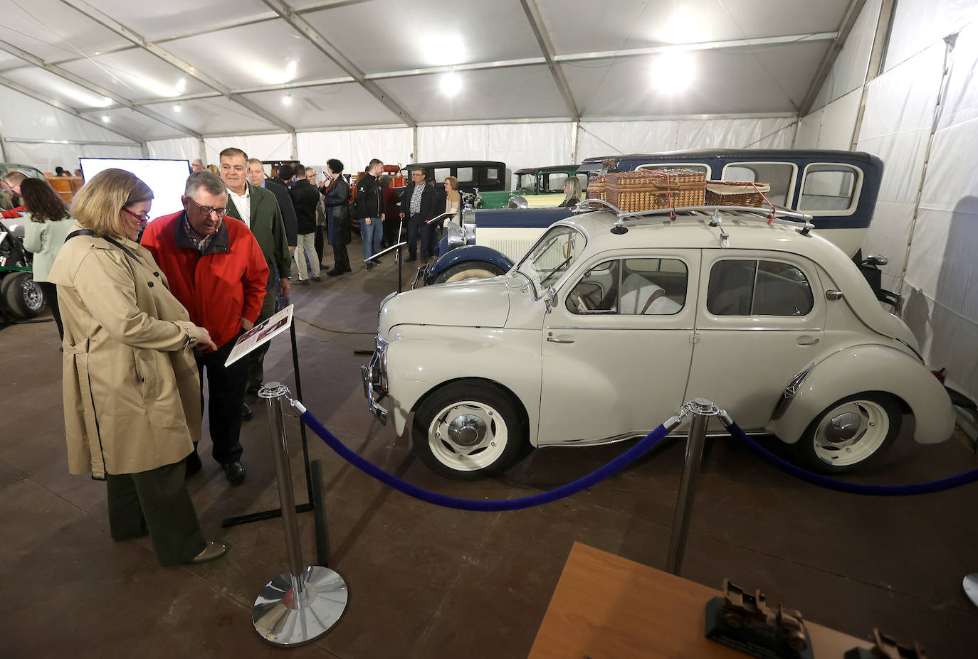 La exposición de coches clásicos en el Rectorado de la Universidad de Córdoba, en imágenes