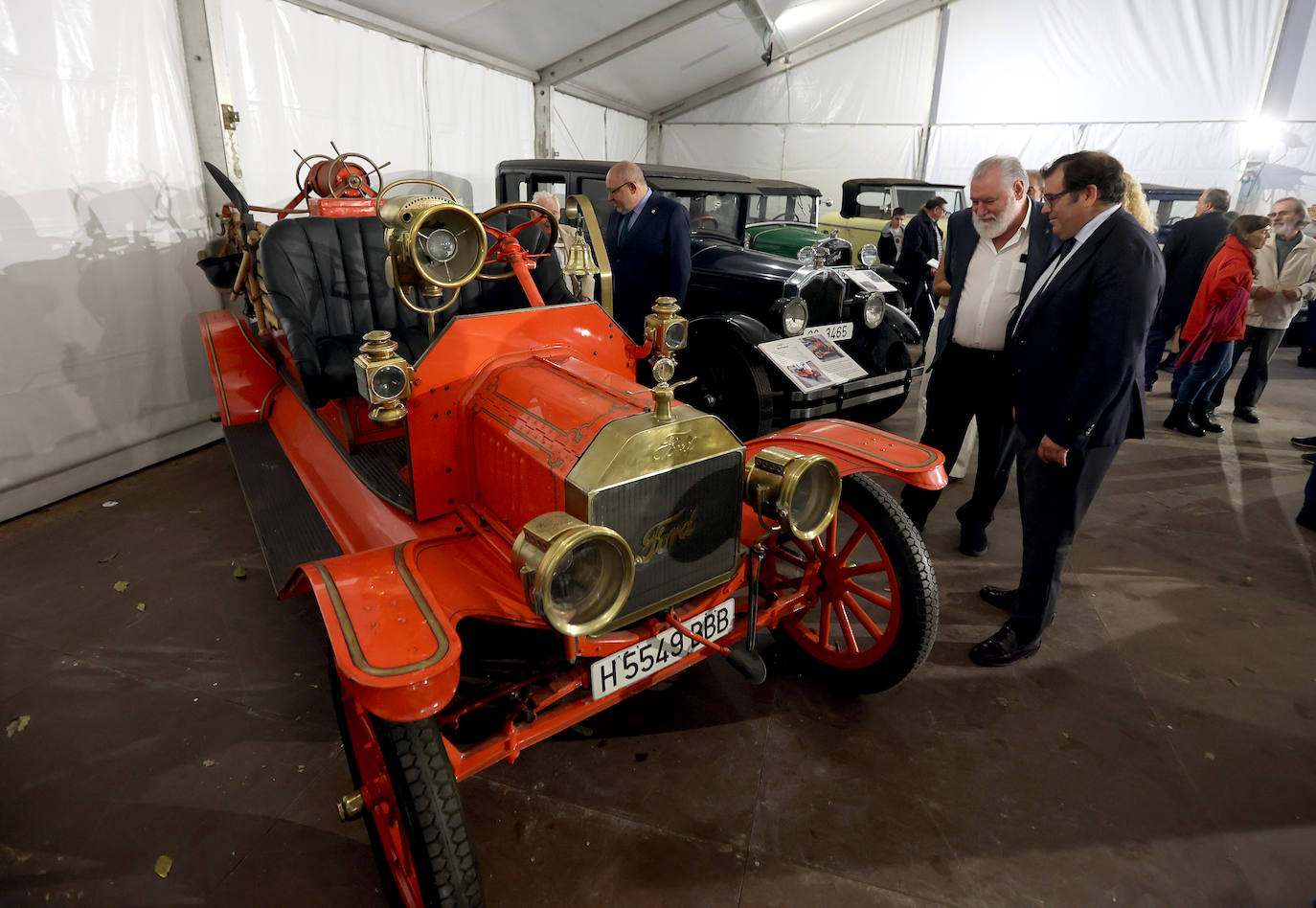 La exposición de coches clásicos en el Rectorado de la Universidad de Córdoba, en imágenes
