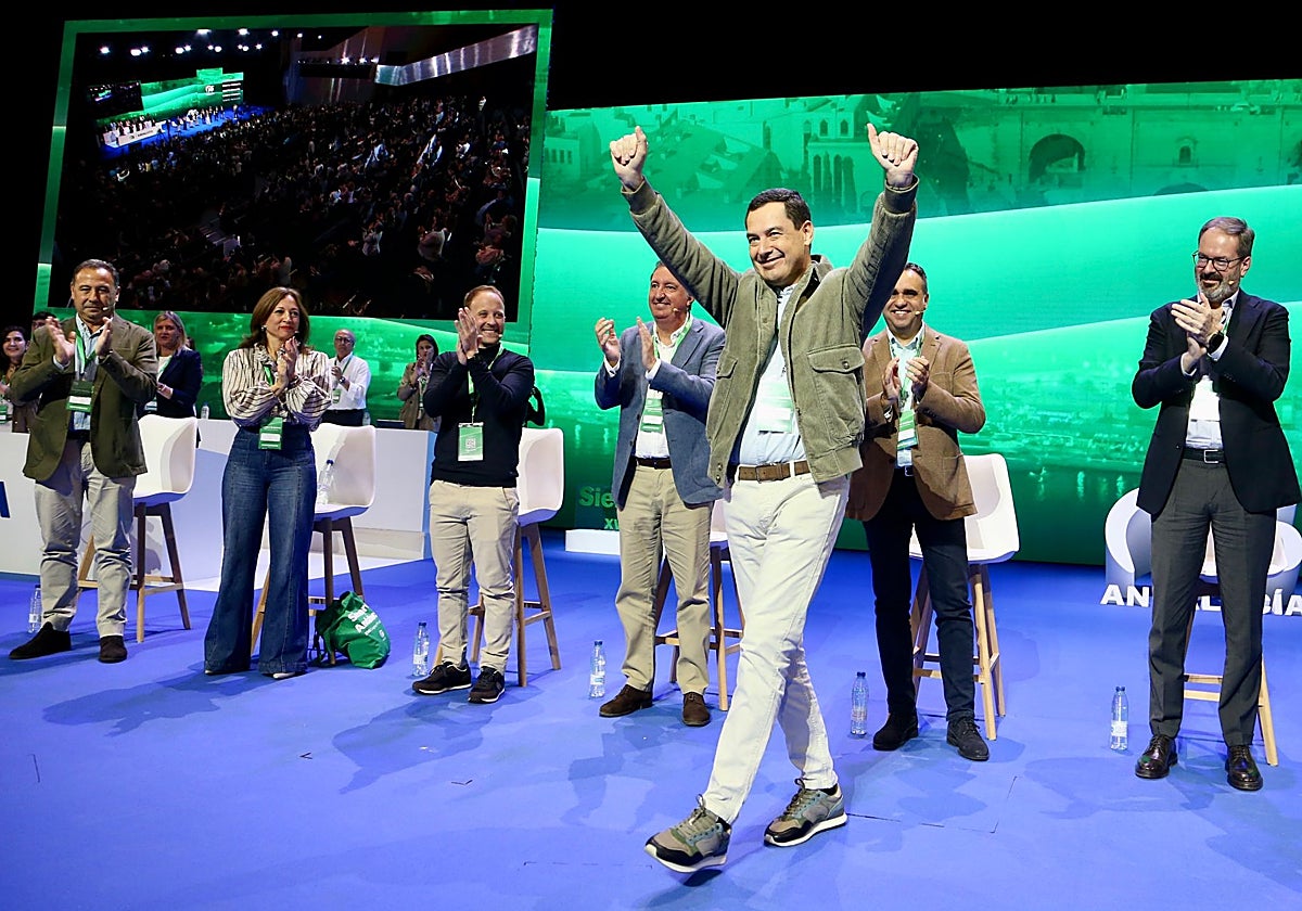 Juanma Moreno a su llegad al congreso