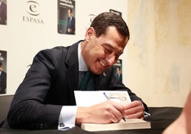 Juanma Moreno durante la presentación de su libro