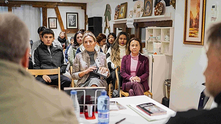 La presentación ha tenido lugar en la librería Hojablanca
