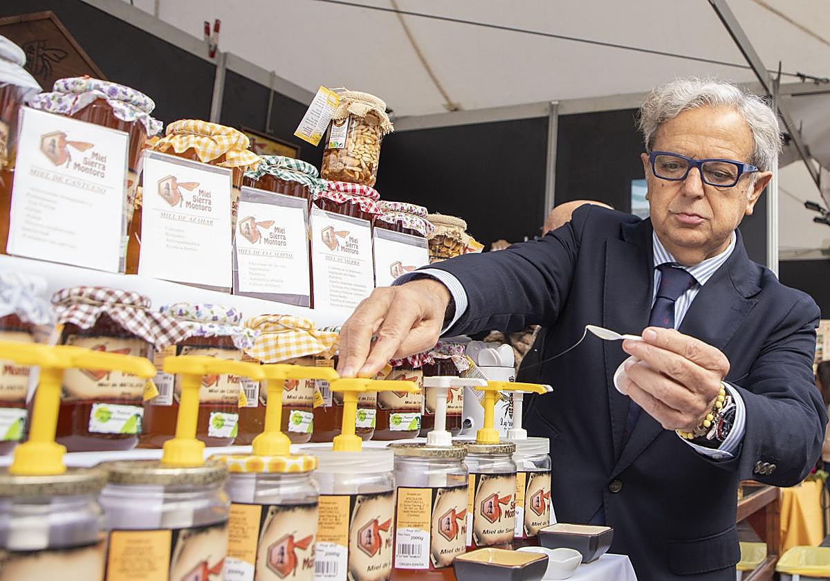 El presidente de la Diputación, este viernes en uno de los stands de Expomiel