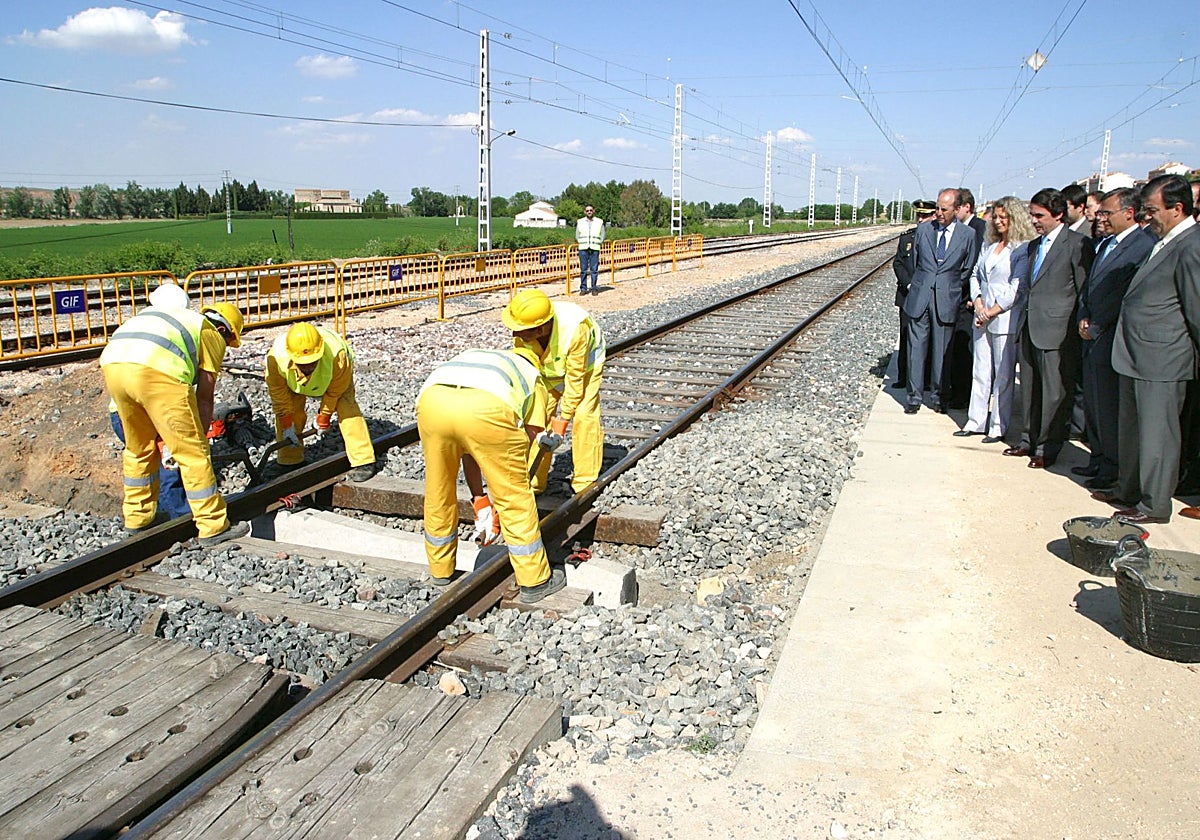 En 2003, el entonces presidente José María Aznar protagonizó el acto simbólico de colocación de la primera traviesa del AVE, en plena precampaña, gesto que generó críticas por su carga electoral