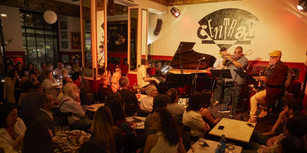 Últimas noches en el Café Central: «El cierre es un golpe bajo»