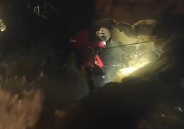 La Guardia Civil rescata a dos espeleólogos en una cueva de Picos de Europa