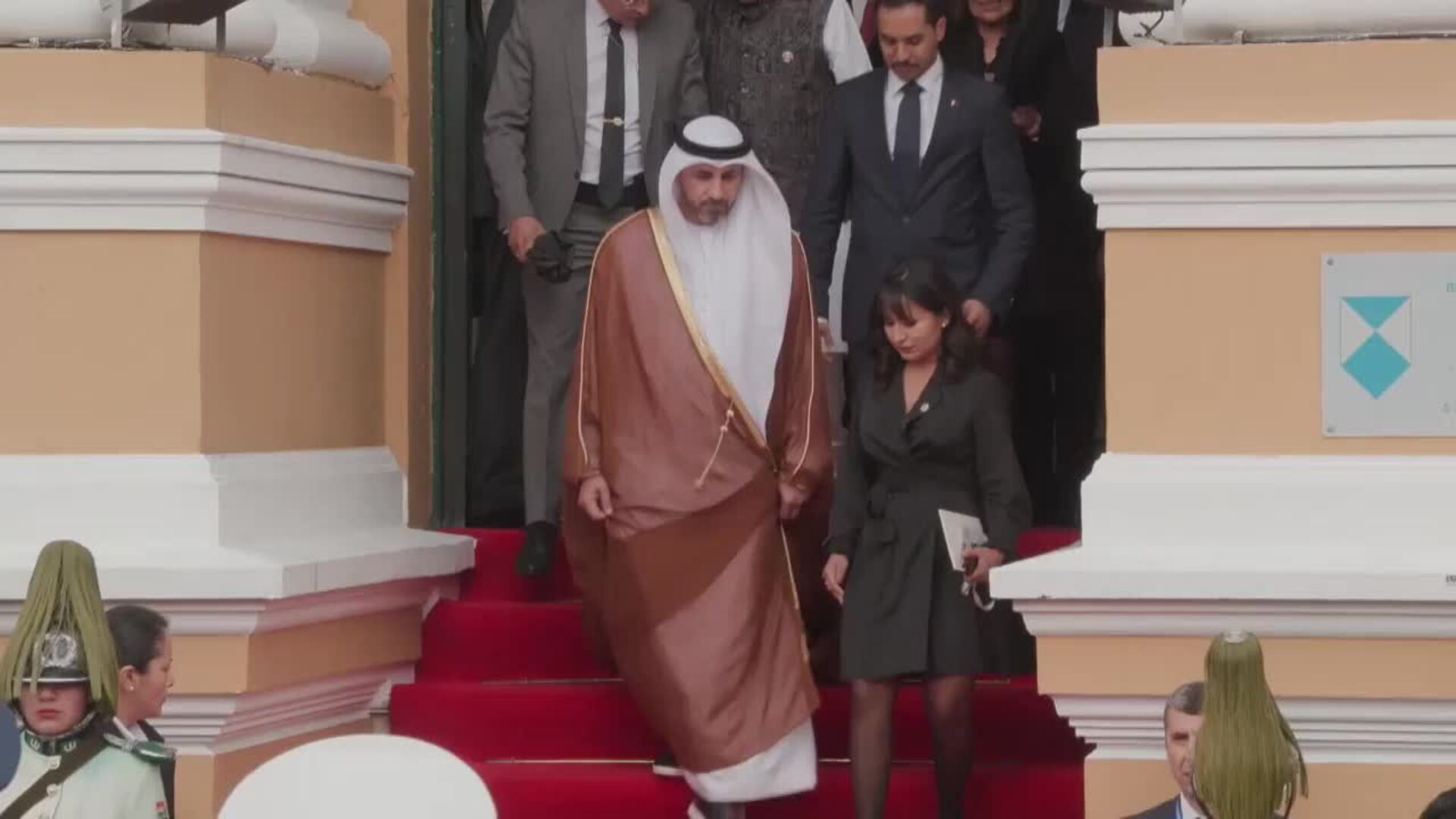 Rodrigo Paz sale de la Asamblea con la banda presidencial junto a su vicepresidente Edman Lara