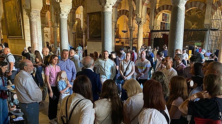 Visita de la hermandad a la Mezquita con familiares de los militares