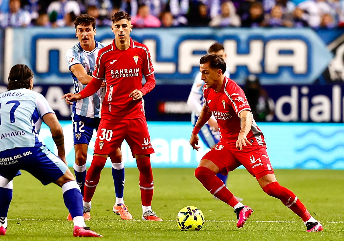 Carracedo intenta marcharse de un defensor del Málaga