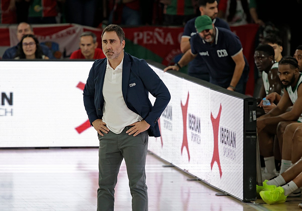 El entrenador Gonzalo García durante un partido de esta temporada