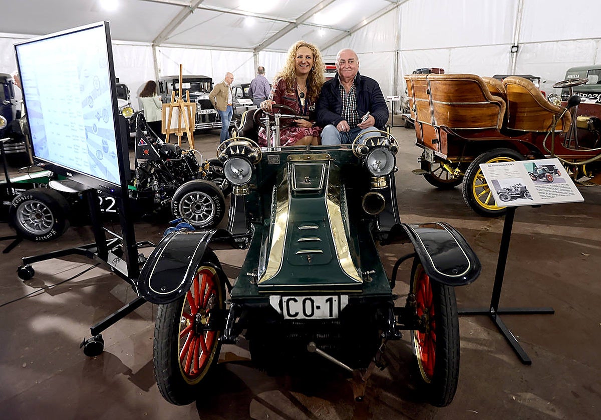 La exposición de coches clásicos en el Rectorado de la Universidad de Córdoba, en imágenes
