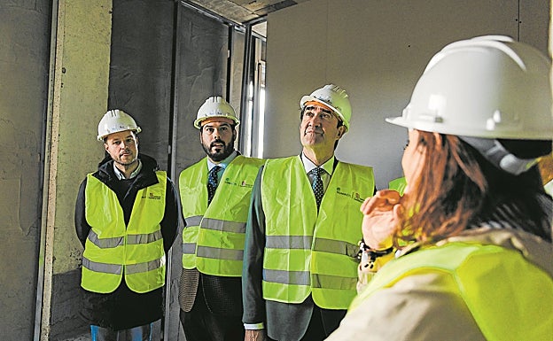 Suárez-Quiñones durante una visita a una de las viviendas en Palencia