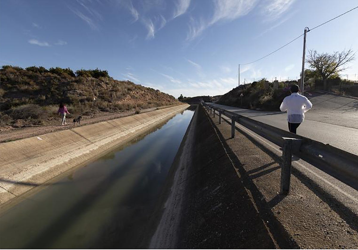 Un corredor pasa junto al canal del trasvase Tajo-Segura