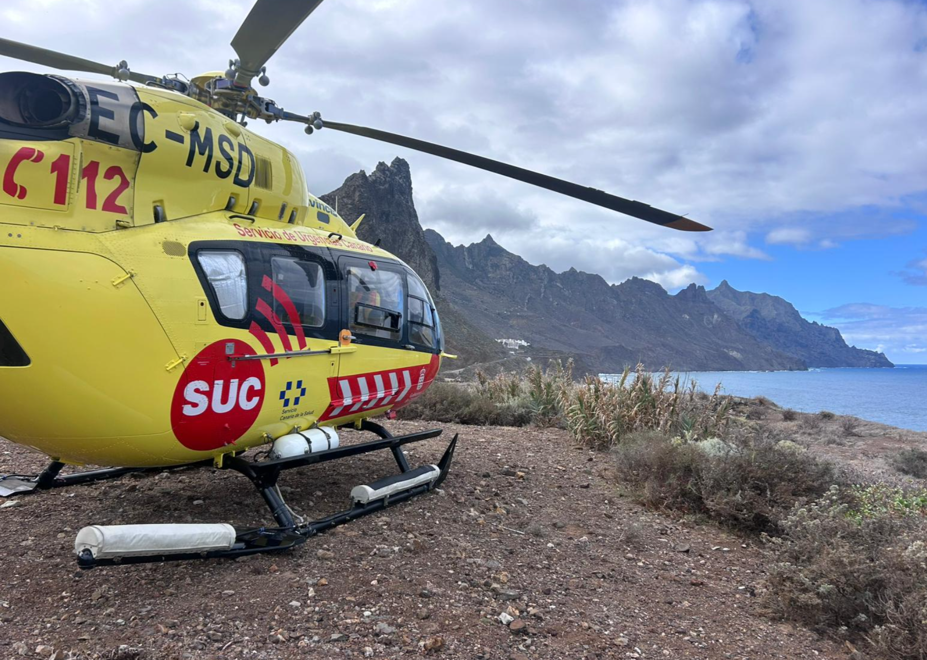 Helicóptero interviene tras el golpe de mar en la costa de Santa Cruz de Tenerife