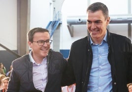 El presidente del Gobierno, Pedro Sánchez, junto al líder de los socialistas en Extremadura, Miguel Ángel Gallardo//