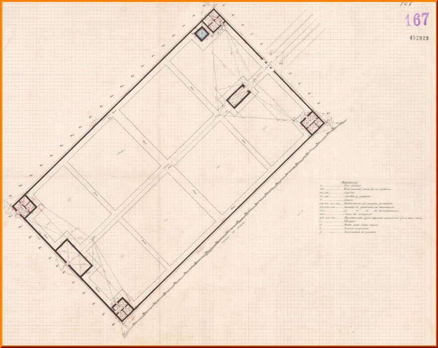 El 1850 el consistorio talaverano manejó una propuesta de cementerio debida al arquitecto abulense Andrés Hernández Callejo. Tras otros proyectos, y superadas las dificultades económicas y de un terreno apropiado, se adoptó el plan resuelto por Juan Francisco Gómez Pulido. Se construyó separado del casco urbano, cercano a la salida del camino a Calera. El plano levantado por el Instituto Geográfico y Estadístico coincide con el año de su inauguración en 1884