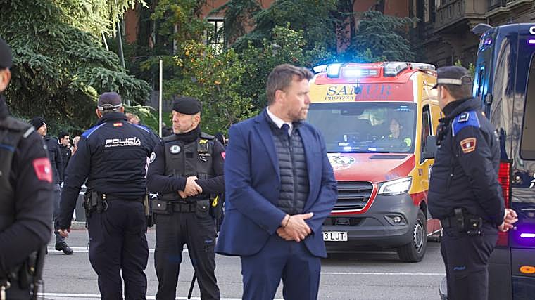 La ambulancia en la que ha sido trasladada Ayuso, en el entorno de la Catedral de la Almudena
