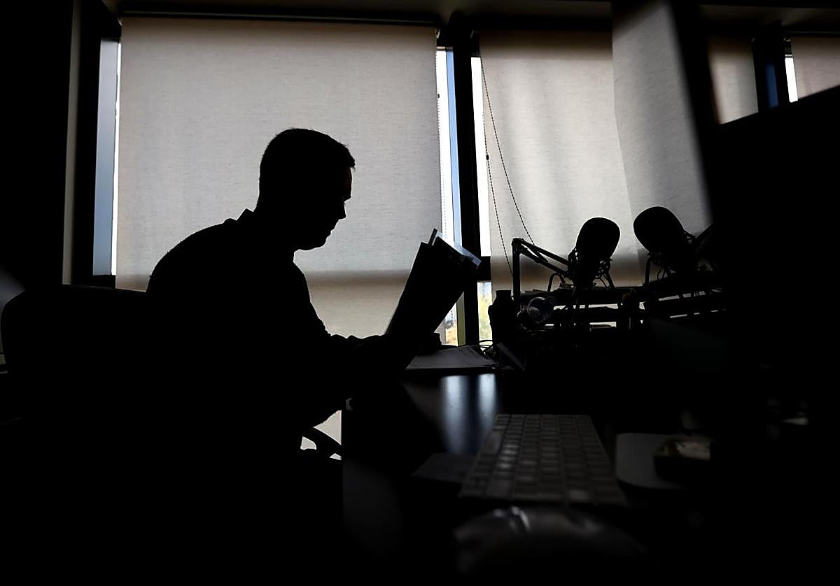 El detective privado Juan Manuel Delgado en su despacho