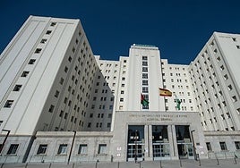 Trasladan al hospital a cuatro heridos tras colisionar su vehículo con otro estacionado en Granada