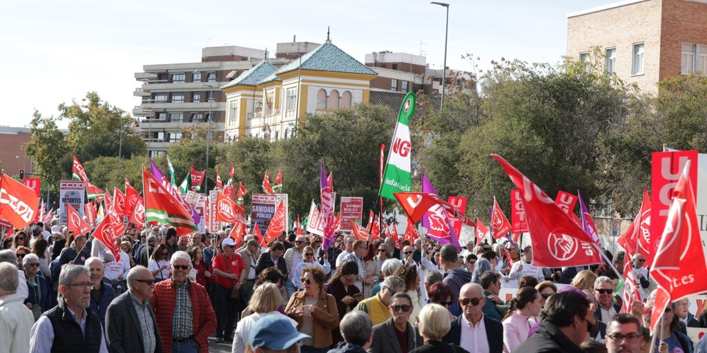 Miles de personas protestan en Córdoba por el «deterioro» de la sanidad en Andalucía