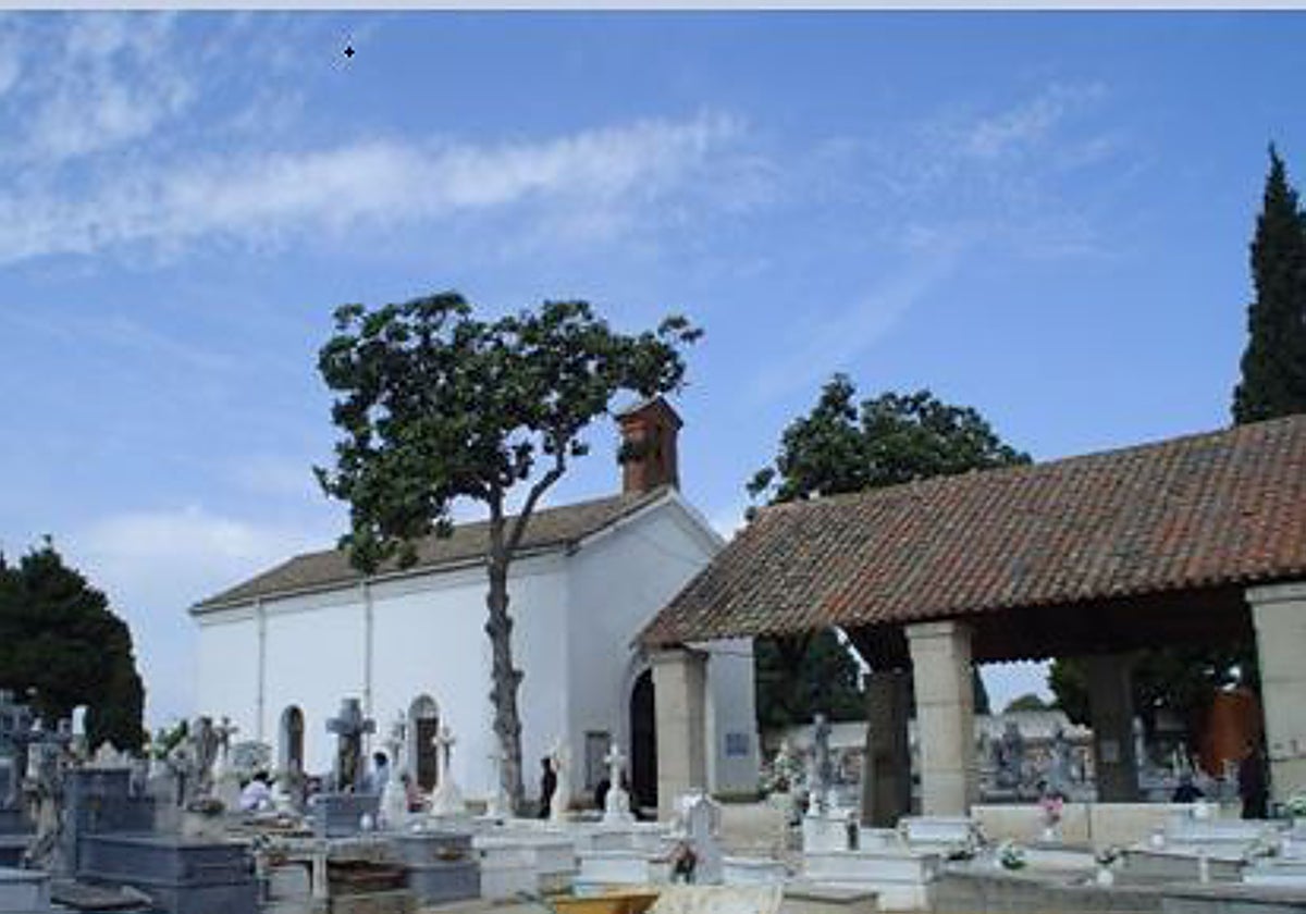 Capilla del cementerio de Talavera de la Reina. La situación, cercana a la puerta del recinto, resultaba más funcional para los cortejos y rituales mortuorios que las ubicadas en el centro geométrico de los primeros camposantos del siglo XIX