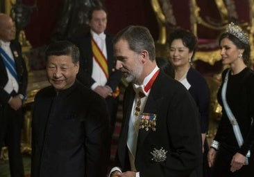 Los Reyes de España, Felipe VI y Doña Letizia, en 2018 junto al presidente de la República China, Xi Jinping y Sra., Peng Liyuan