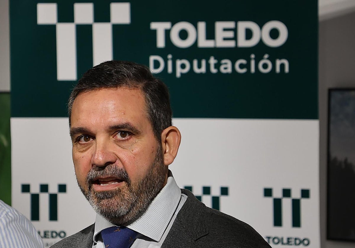 Joaquín Romera, vicepresidente tercero de la Diputación de Toledo, con el nuevo logo de la institución provincial al fomdo