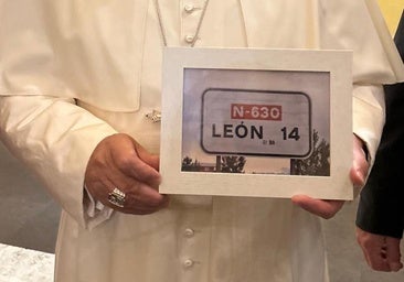 El curioso obsequio de un párroco de Zamora al Papa León XIV: la foto de una señal de tráfico